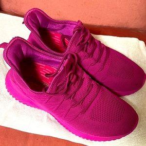 Womens running shoes, Magenta. Size 9.5